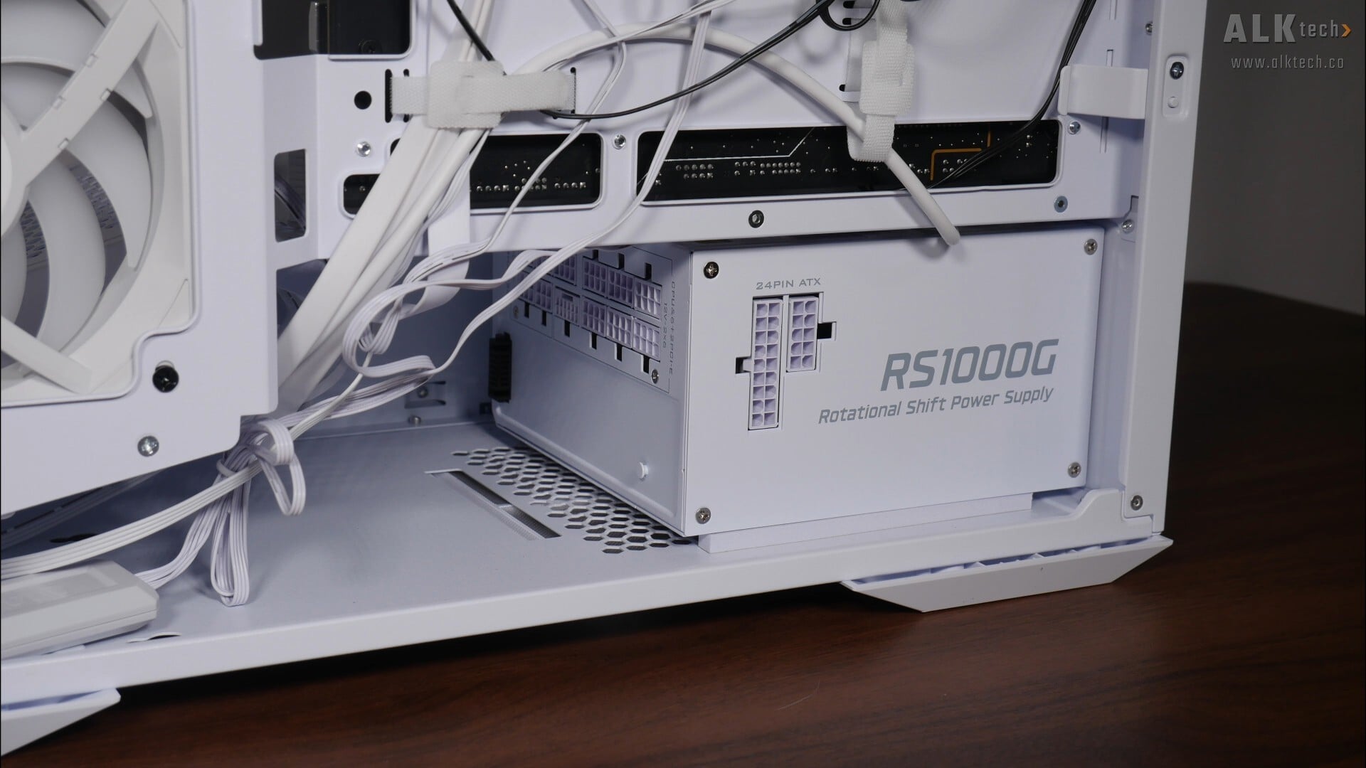 Unboxing & Overview: Lian Li RS1000G ATX Power Supply Unit